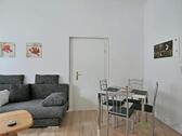 kleiner Esstisch im Wohnzimmer - 2 Zimmer Etagenwohnung in Chemnitz