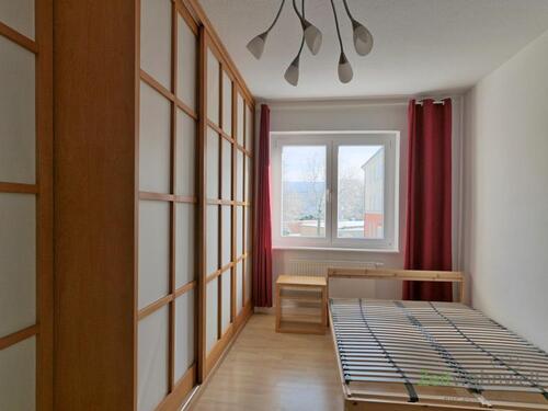 Bett und XXL-Kleiderschrank - (EF1099_M) Dresden: Leuben, preiswerte Wohnung, Erstbezug nach Renovierung und neuer Möblierung, Waschmaschine