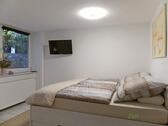 Boxspringbett und Wand-TV - 