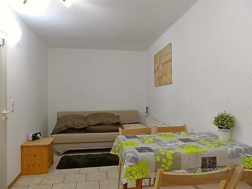 Schlafcouch und Tisch - 