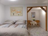 Boxspringbett und Sitzecke - 