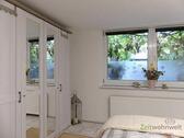 Kleiderschrank und echte Weintrauben - 
