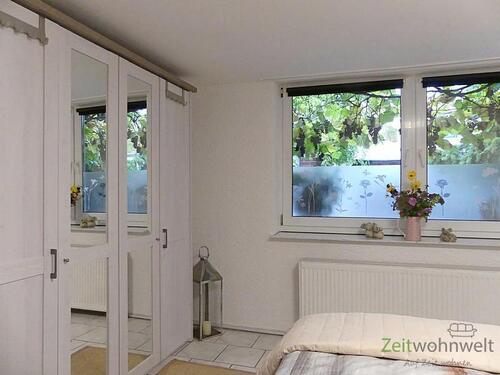 Kleiderschrank und echte Weintrauben - 