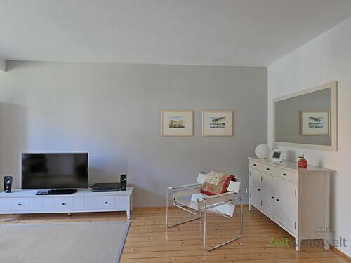 TV, Schaukelstuhl und Sideboard - 2 Zimmer Etagenwohnung zur Miete in Dresden