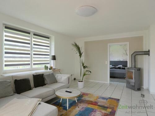 Blick zu Kamin und Schlafzimmer - Etagenwohnung mit 70,00 m² in Fuldabrück zur Miete