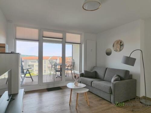 Wohnzimmer mit überdachtem Balkon - Etagenwohnung mit 66,72 m² in Eisenach zur Miete
