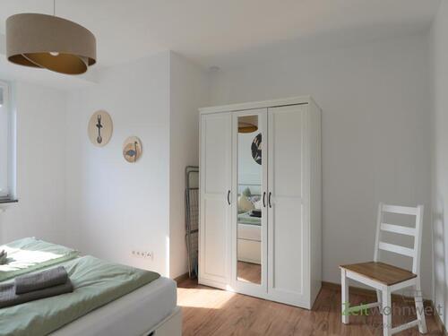 Blick zum Kleiderschrank - 