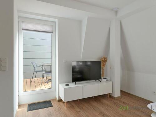 Blick zu TV und Balkonausgang - 2 Zimmer Etagenwohnung zur Miete in Eisenach