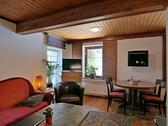 Esstisch und TV - (EF0698_M) Jena: Münchenroda, möblierte 2-Zimmer-Wohnung mit Terrasse in historischem Landhaus, WLAN inklusive