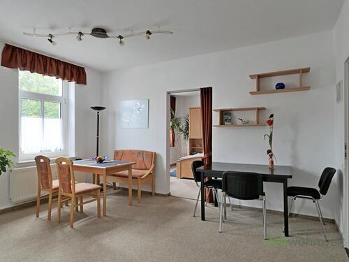 Blick zu Esstisch und Schlafzimmer - 
