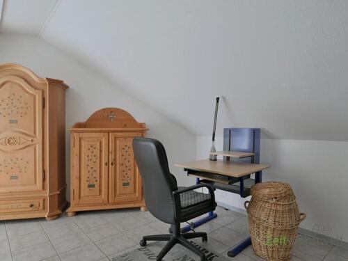 kleiner Schreibtisch - 1 Zimmer Etagenwohnung in Künzell