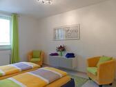 Sessel und Sideboard - 