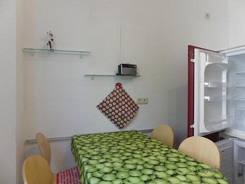 Esstisch und Kühlschrank-Kombi - 