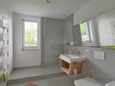 Blick ins nagelneue Bad, Glasdusche rechts - 