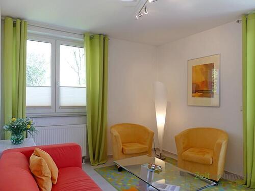 Wohnzimmer mit Couch und Sesseln - 3 Zimmer Etagenwohnung in Dresden