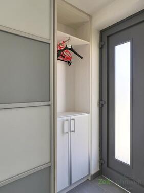 kleine Garderobe am Eingang - 