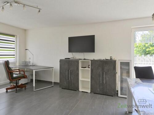 Schreibtisch, Sideboard und TV - 1 Zimmer Etagenwohnung in Kassel