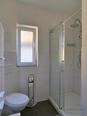 moderne Dusche im Bad - 