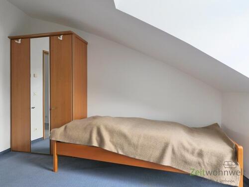 Kleiderschrank und linkes Bett - 
