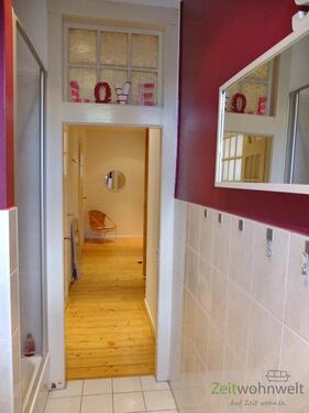 Dusche, Badblick zum Flur - 