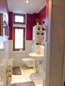 Dusche und Blick ins Bad - 