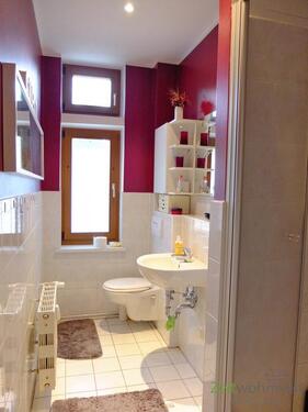 Dusche und Blick ins Bad - 