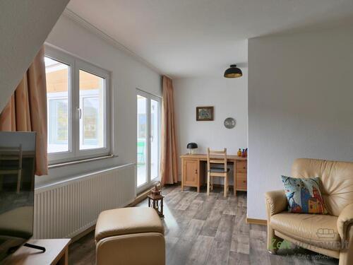 Blick zum Veranda-Ausgang und Schreibtisch - 3 Zimmer Etagenwohnung zur Miete in Erfurt