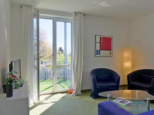 Wohnzimmer mit Balkon - 