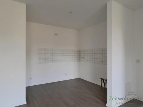 offene Küche am Wohnzimmer - 2 Zimmer Dachgeschoßwohnung in Meiningen