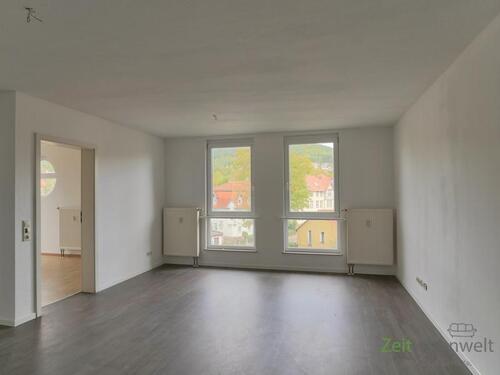 Blick ins Wohnzimmer - (12536_19) MGN: kleine, hübsche 2-Raum-Dachgeschoss-Wohnung mit Vinylböden in der Heimstraße, EBK möglich