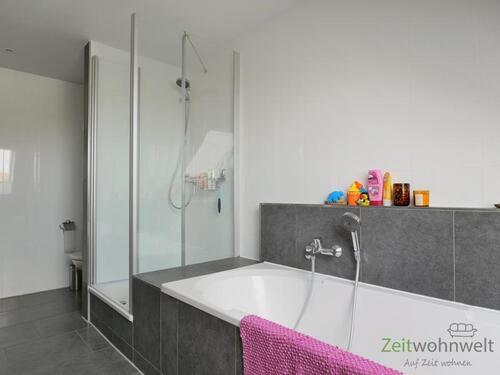 Wanne, Dusche und WC - 