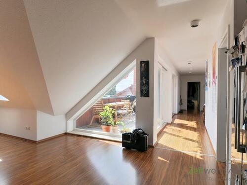 Blick vom Wohnzimmer zu Balkon und Wohnungsflur - 