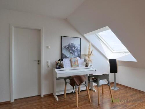 E-Piano im Wohnzimmer - 4 Zimmer Etagenwohnung in Dresden