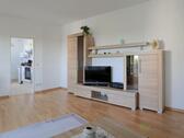 Blick zu Schrankwand und Küche - 2 Zimmer Etagenwohnung in Radebeul