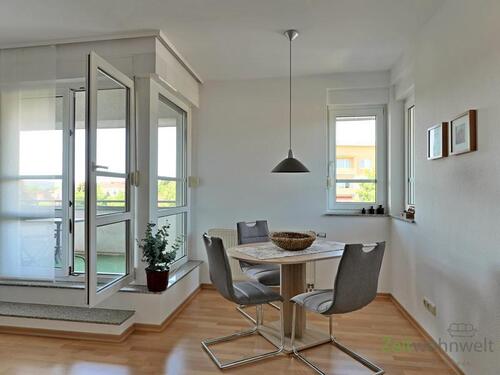 Esstisch im Wohnzimmer - 2 Zimmer Etagenwohnung zur Miete in Radebeul