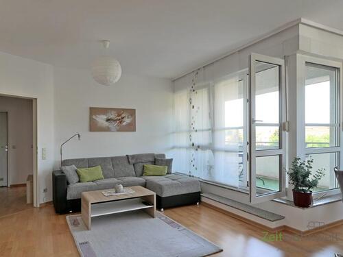 Wohnlandschaft und Balkonausgang - (EF0503_M) Dresden: Radebeul, Bezug in neu möblierte Dach-Wohnung mit Dachterrasse, Aufzug im Haus, ruhige Wohnlage