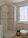 Blick zu Dusche und WC - 