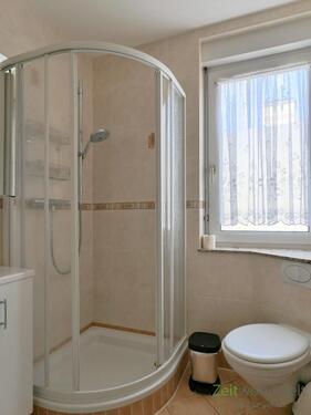 Blick zu Dusche und WC - 