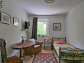 kleines Schlafzimmer mit TV - 
