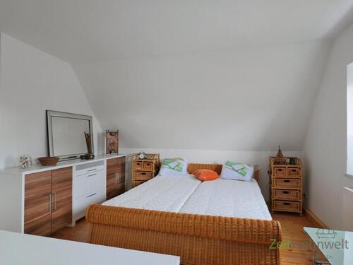 Doppelbett im Schlafzimmer - 