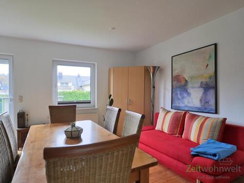 Sofa hinter dem Esstisch - 2 Zimmer Haus in Gera