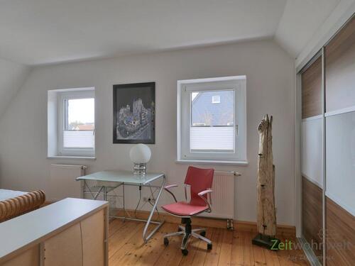 kleiner Arbeitstisch im Schlafzimmer - 