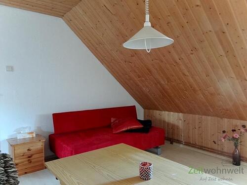 Wohnraum mit Blick zum Sofa - 2 Zimmer Etagenwohnung in Erfurt