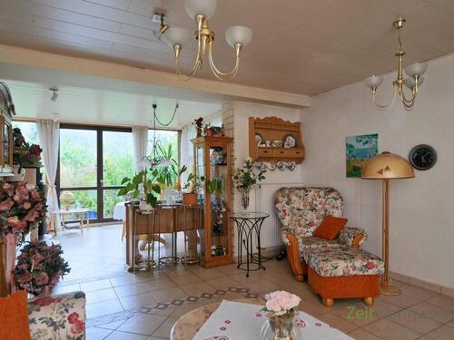 Blick zu Wintergarten und Sessel - Etagenwohnung mit 65,00 m&sup2; in Helsa zur Miete