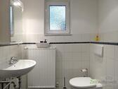 Waschbecken und WC - 