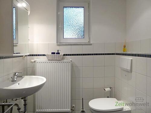 Waschbecken und WC - 
