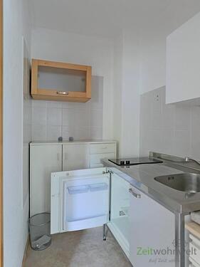 Blick in die kleine Küche - Etagenwohnung mit 23,00 m&sup2; in Dresden zur Miete