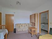 Sofa und Klapptisch - 1 Zimmer Etagenwohnung in Dresden