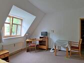 Schreibtisch und TV - (EF0799_M) Dresden: Strehlen, kleines möbliertes Apartment, preiswert für Wochenendheimfahrer, WLAN inklusive