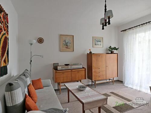 Wohnzimmer mit Balkon - 1 Zimmer Etagenwohnung in Dresden